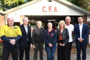 Shadow Minister hears from locals about telecommunications issues in the Dandenongs