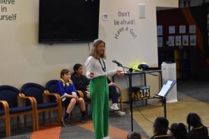 Victorian Local Hero visits Primary School for to award Aussie of the Month