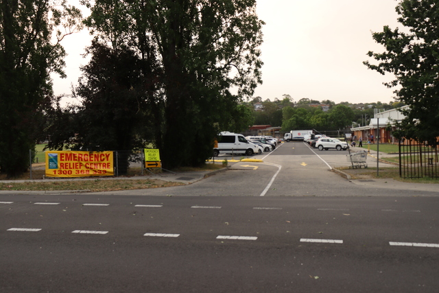 Relief centre opens in Lilydale, wind change imminent